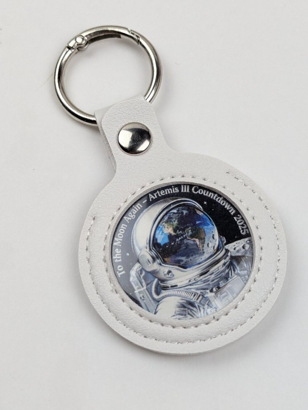 ARTEMIS III COUNTDOWN 2025 COIN w/ WHITE KEY RING & COIN HOLDER